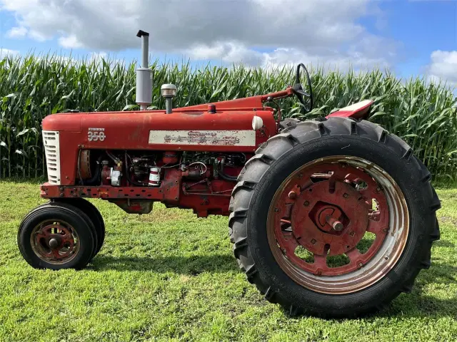 Image of Farmall 350 equipment image 2