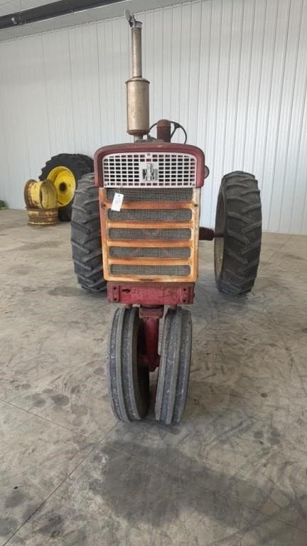 Image of Farmall 460 equipment image 2