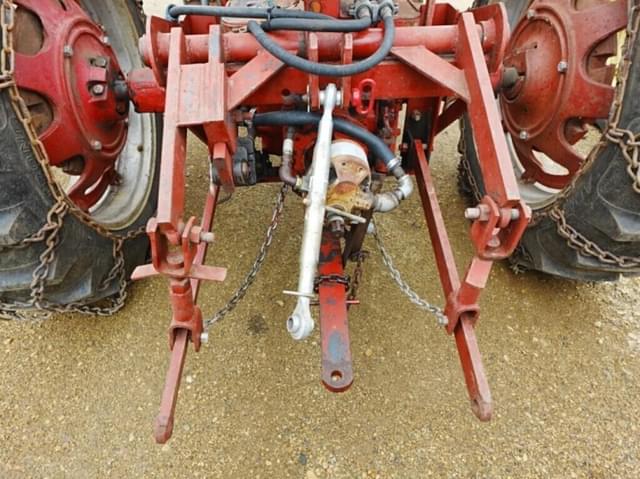 Image of Farmall 560  equipment image 4