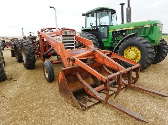 Image of Farmall 560  equipment image 1