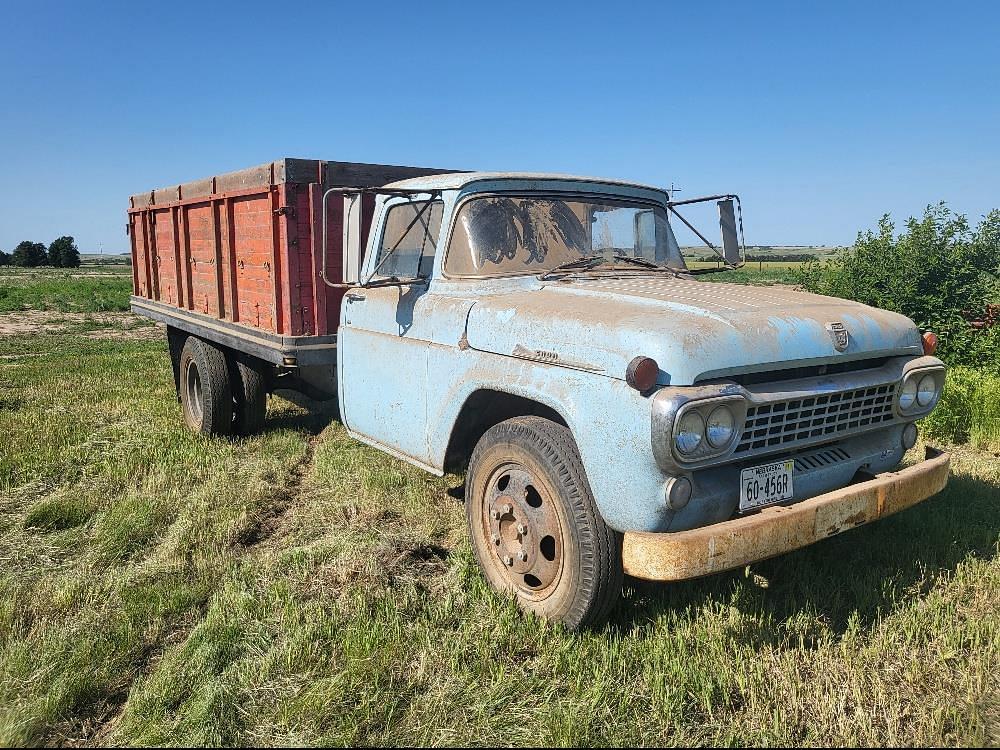 Image of Ford F-600 Primary image