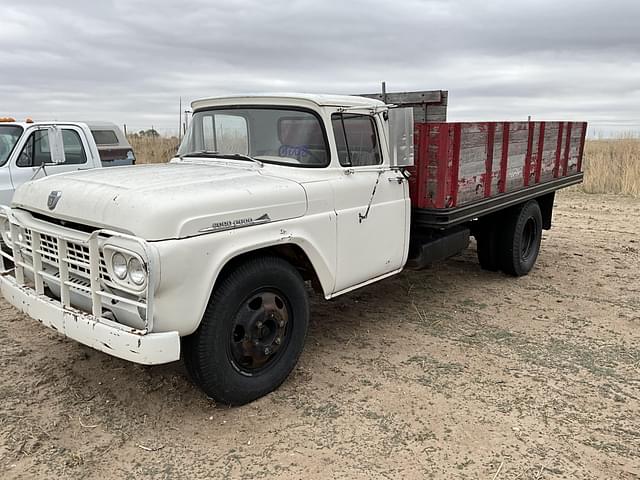 Image of Ford F-800 equipment image 1
