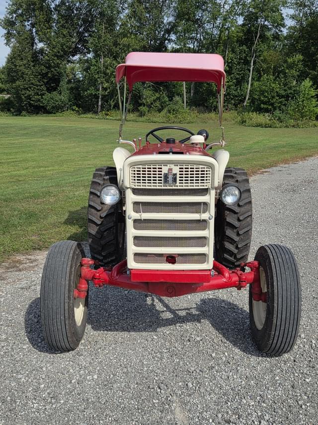 Image of International Harvester 240 equipment image 3