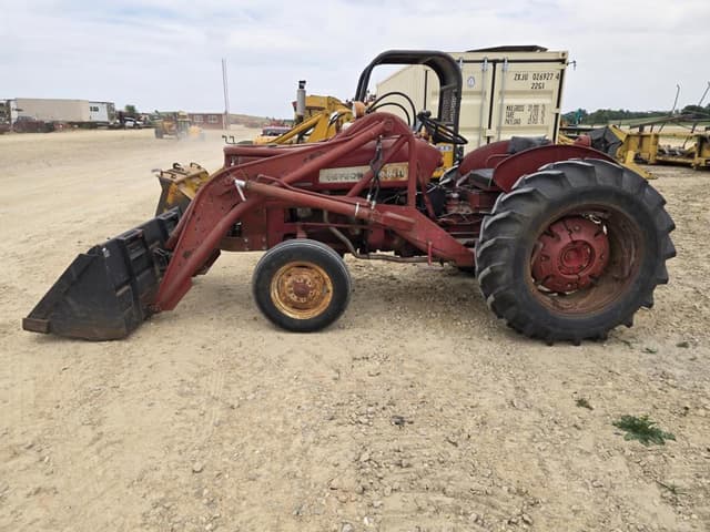 Image of International Harvester 330 equipment image 1