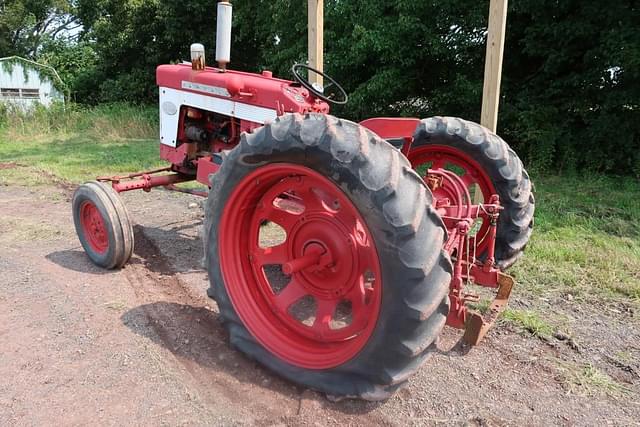 Image of International Harvester 340 equipment image 4