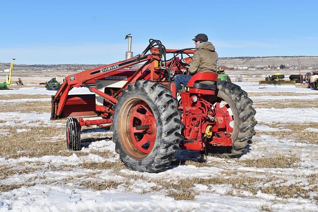 Image of International Harvester 560 equipment image 4