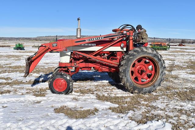 Image of International Harvester 560 equipment image 3