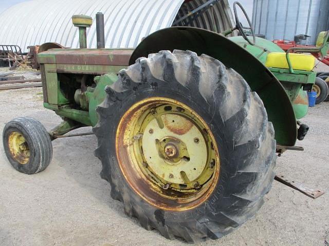 Image of John Deere 820 equipment image 4