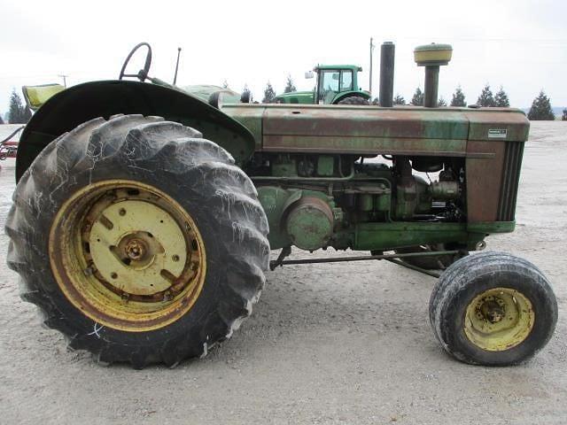 Image of John Deere 820 equipment image 3