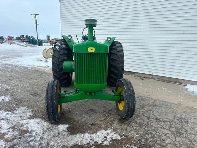 Image of John Deere 820 equipment image 1
