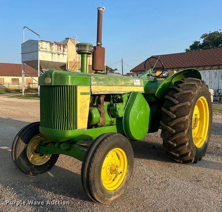 Image of John Deere 820 Primary image