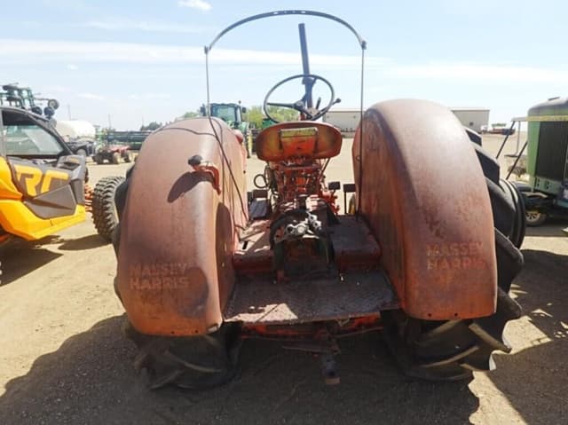 Image of Massey-Harris 555 equipment image 3