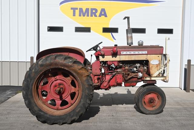 Image of Farmall 340 equipment image 1