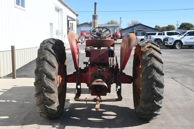 Image of Farmall 340 equipment image 3