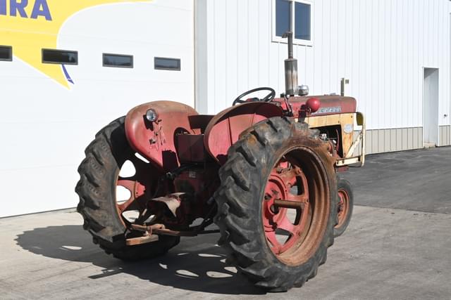 Image of Farmall 340 equipment image 2