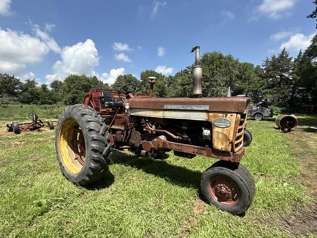 Image of Farmall 460 equipment image 1
