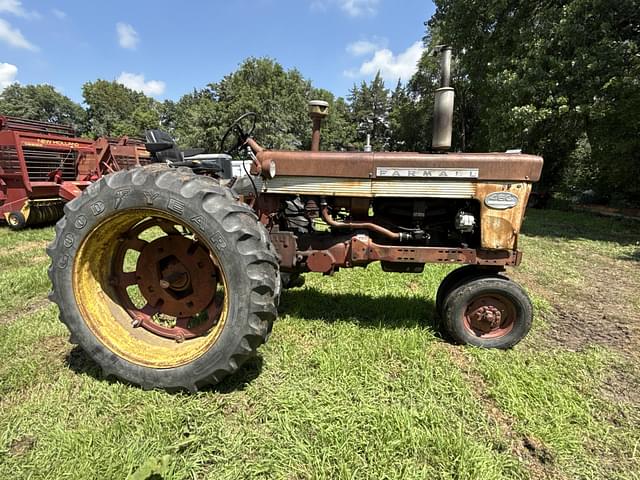 Image of Farmall 460 equipment image 2