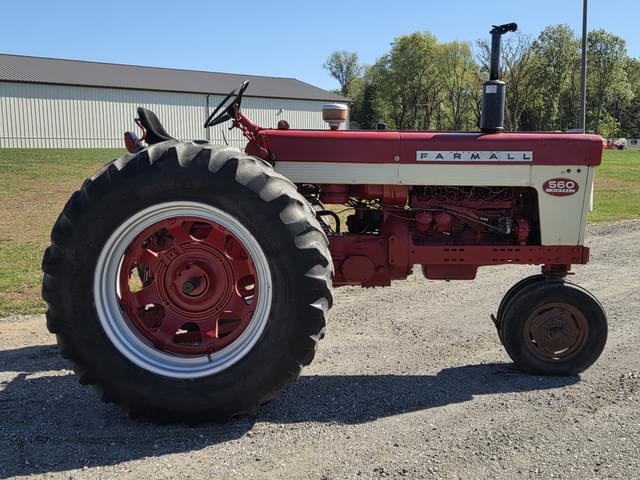 Image of Farmall 560  equipment image 3