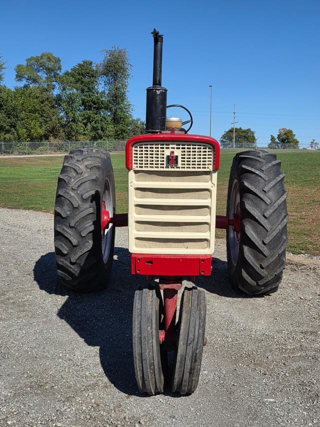 Image of Farmall 560  equipment image 1