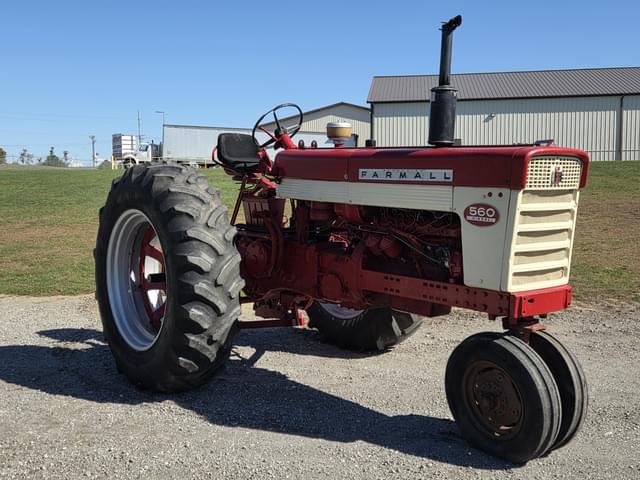 Image of Farmall 560  equipment image 2