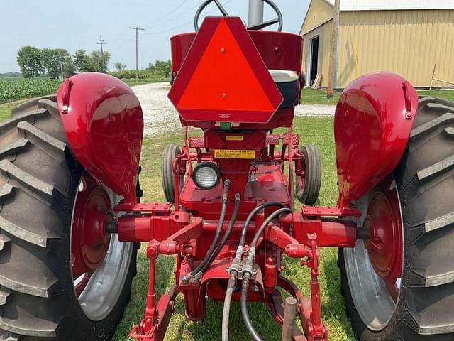 Image of Farmall 560  equipment image 3