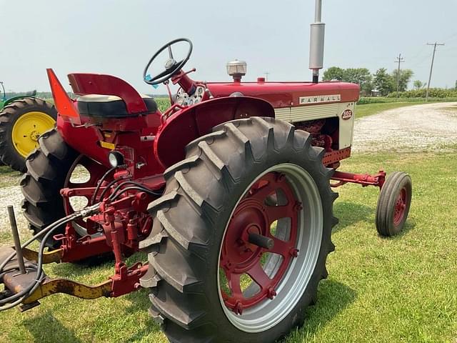 Image of Farmall 560  equipment image 4