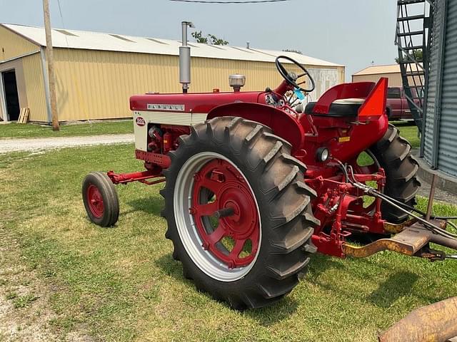 Image of Farmall 560  equipment image 2