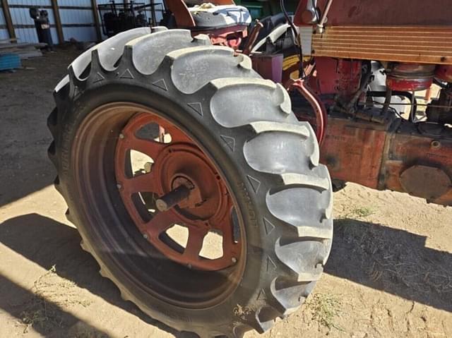 Image of Farmall 560  equipment image 2