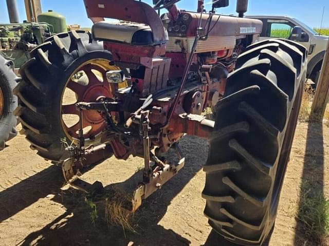 Image of Farmall 560  equipment image 4