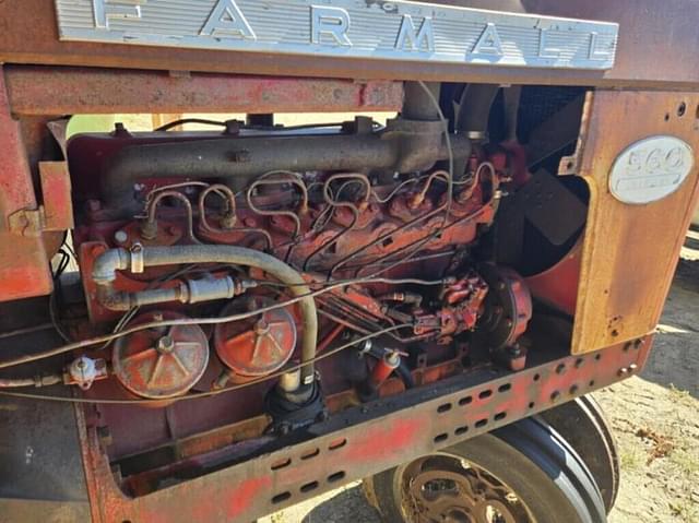 Image of Farmall 560  equipment image 3