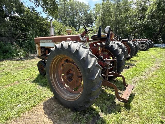 Image of Farmall 560  equipment image 4