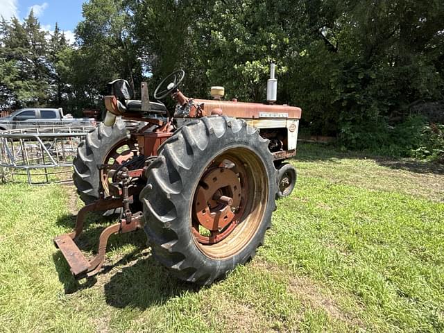 Image of Farmall 560  equipment image 2