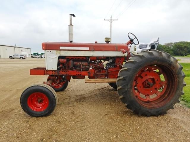 Image of International Harvester 560 equipment image 1
