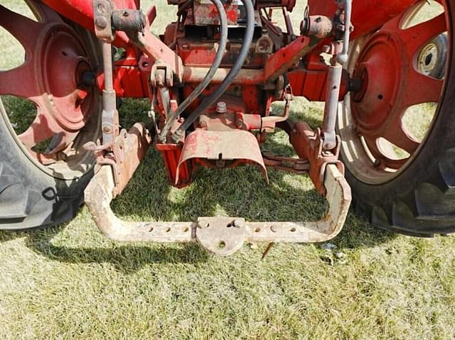 Image of International Harvester 340 equipment image 4