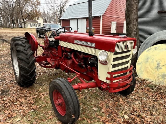 Image of International Harvester 460 equipment image 1
