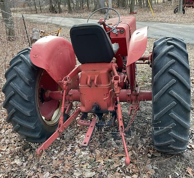 Image of International Harvester B-250 equipment image 2