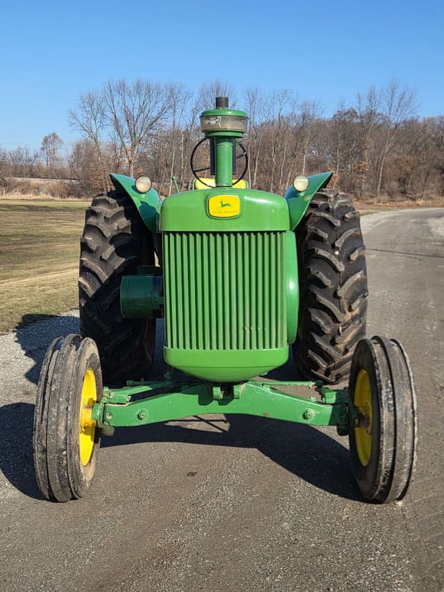 Image of John Deere 830 equipment image 1