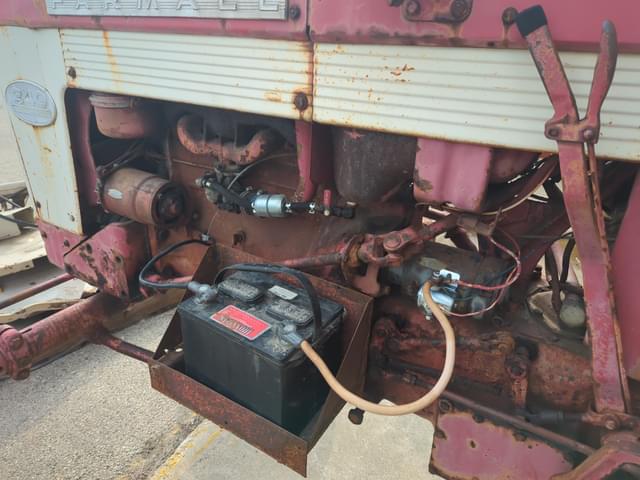 Image of Farmall 340 equipment image 4