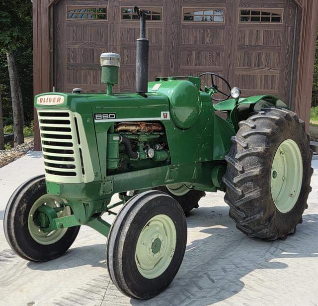 Image of Oliver 880 equipment image 1