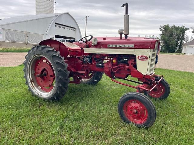 Image of Farmall 240 equipment image 2