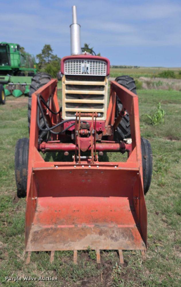 Image of Farmall 460 equipment image 1