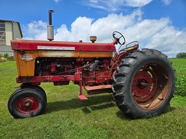 Image of Farmall 560  equipment image 2