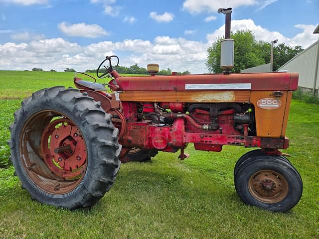 Image of Farmall 560  equipment image 3