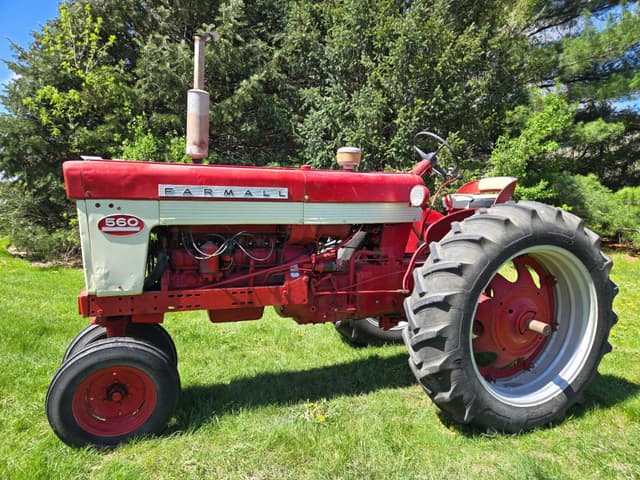 Image of Farmall 560 equipment image 1