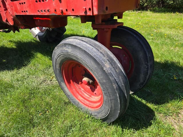 Image of Farmall 560 equipment image 4
