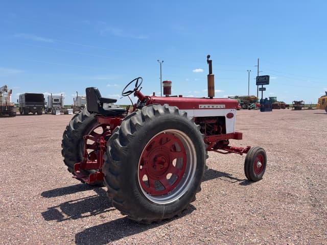 Image of Farmall 560  equipment image 4