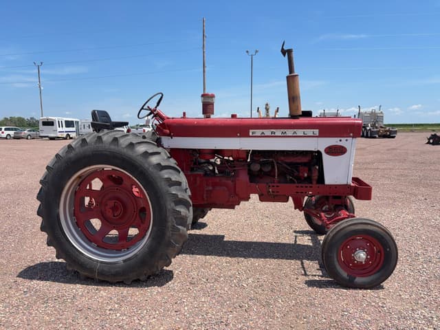 Image of Farmall 560  equipment image 3