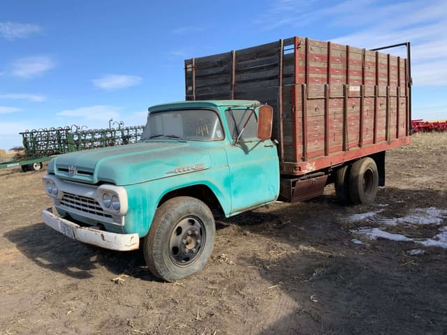 Image of Ford F-600 equipment image 2