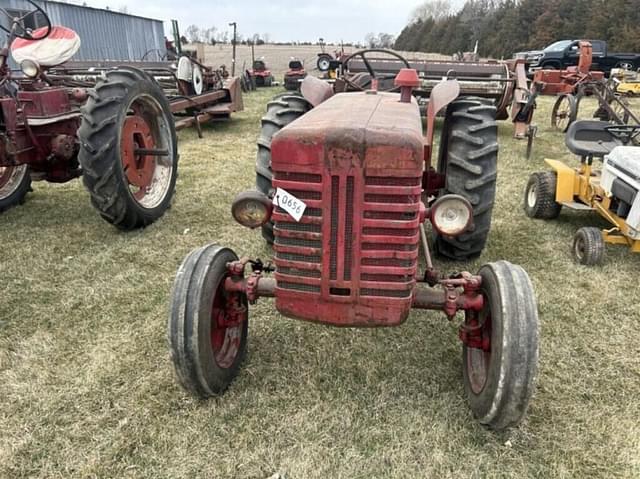Image of International Harvester B-275 equipment image 1