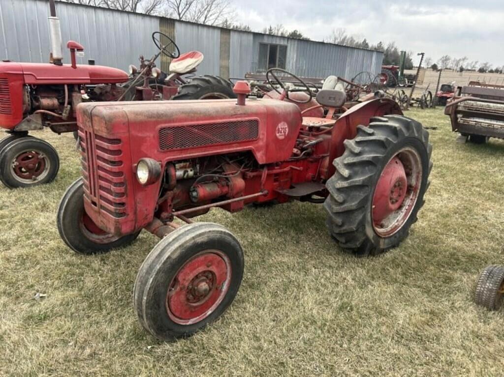 Image of International Harvester B-275 Primary image